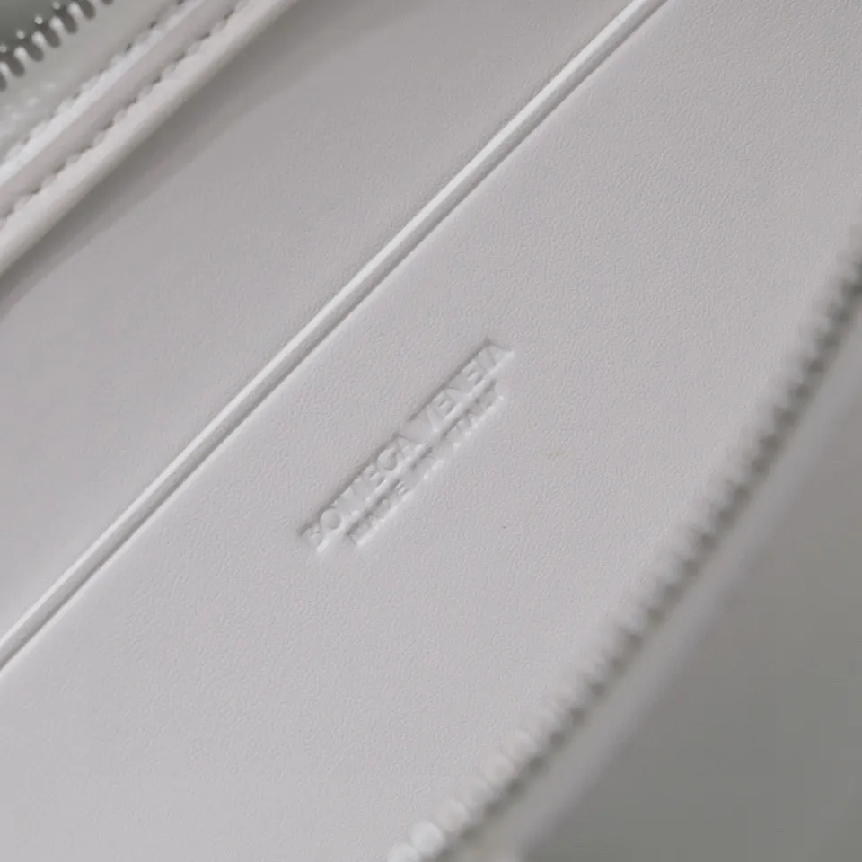 Batch 1360 Bv 2022 new large woven sheepskin handbag [gift], this handbag continues the iconic weaving process of the past. The leather is delicate and soft to the touch, and the overall shape is excellent. There are inner zippers. The strips are organized and stored. It looks casual, but it is the finishing touch to your whole body. The best choice for gifts or personal use. Size: 35x25x1, model: 80-8#